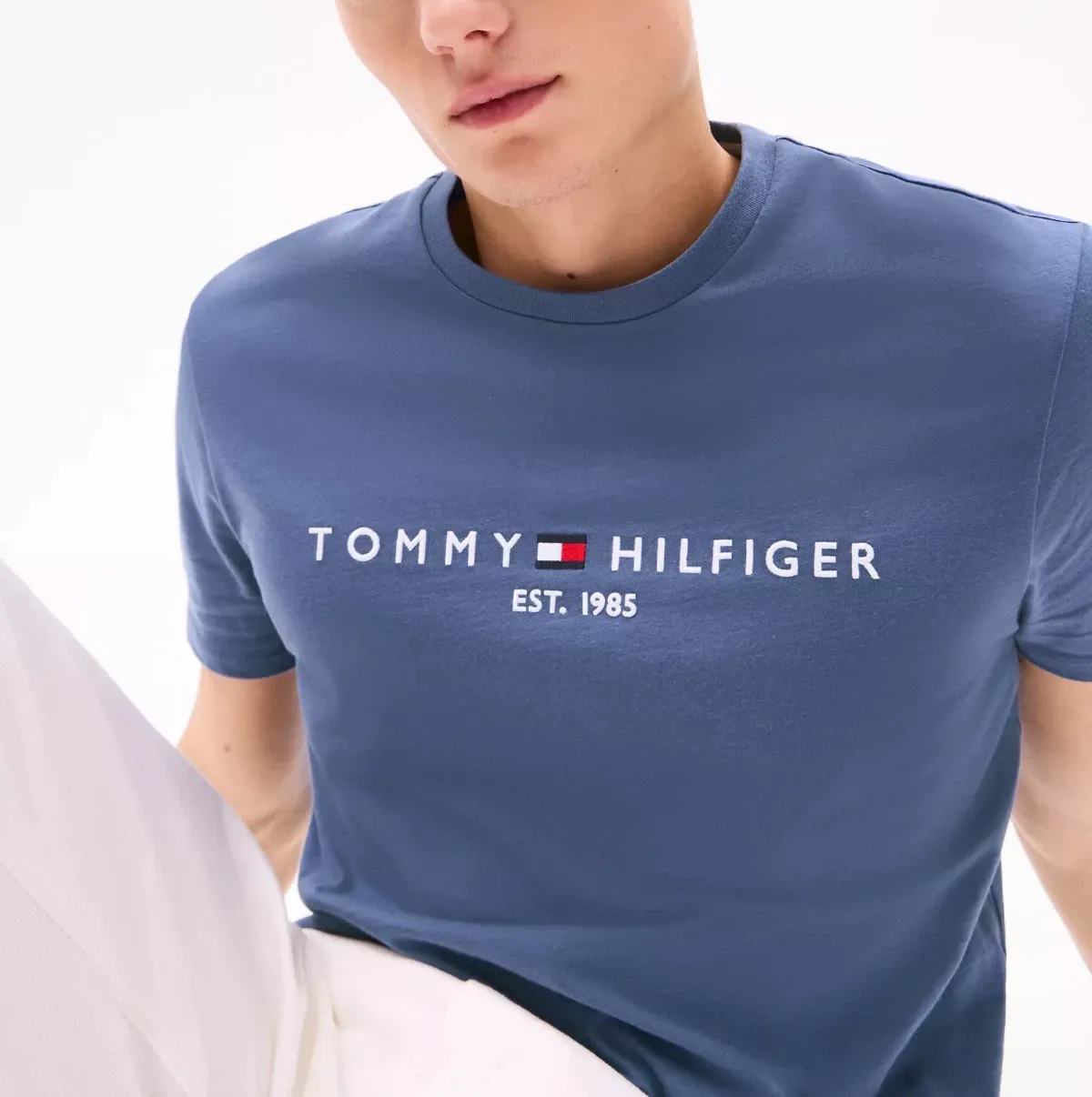 Tommy Hilfiger Men’s Cotton Logo T-Shirt – Regular Fit (2)